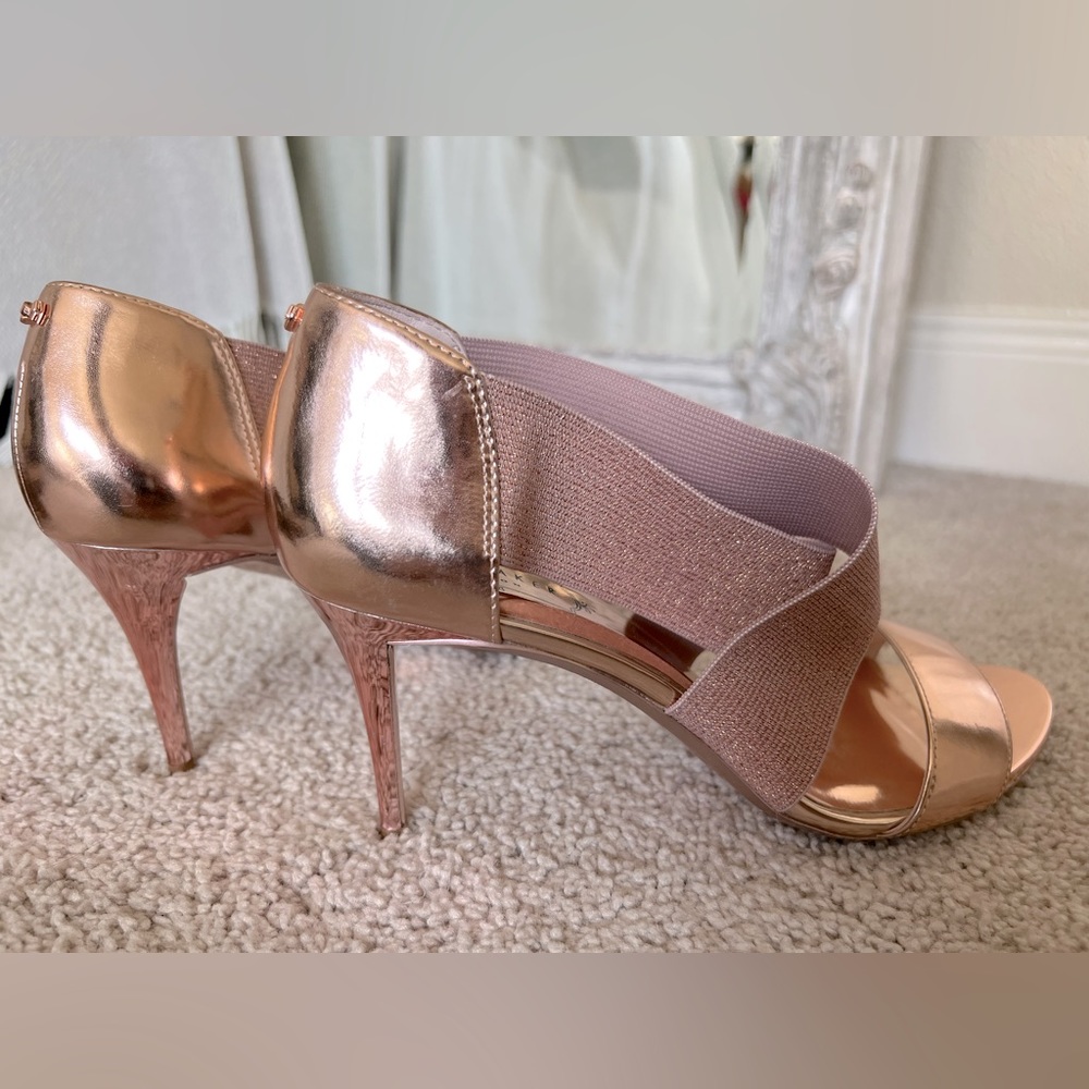 Ted Baker London Leniya mid hight heel in metallic rose gold. Size 8M (39 EU)